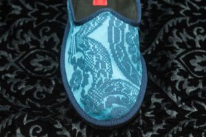 pantofola furlana in damasco di seta bluette con ricami sul tessuto Blu scuro nicolao atelier 5